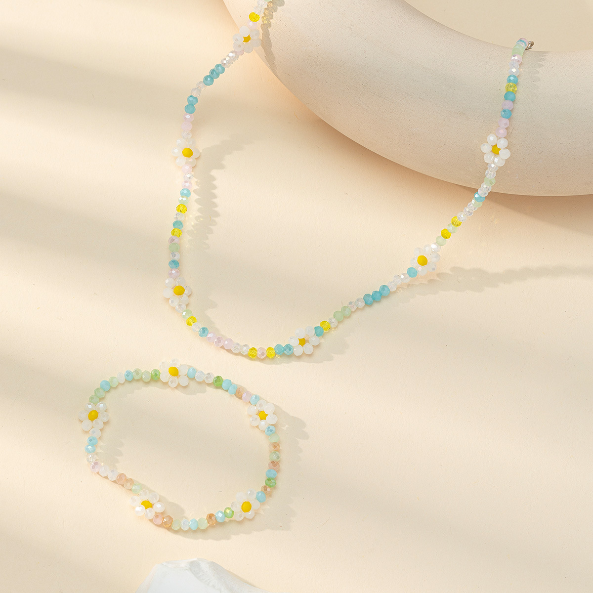 Factory direct sales of popular Korean-style beaded crystal plum blossom flower necklaces, bracelets and woven necklaces. Wholesale of new bestsellers Specification image
