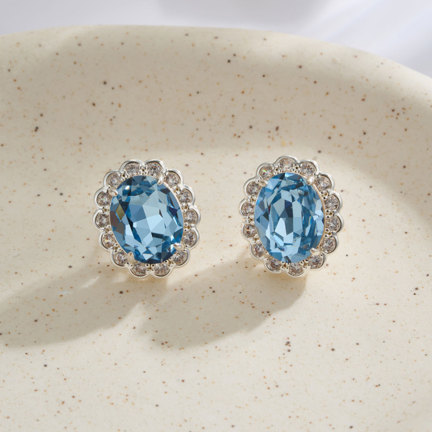 Original design lace lace oval crystal stud earrings, copper alloy micro-inlaid zircon s925 silver needle high-end earrings Application Scenario
