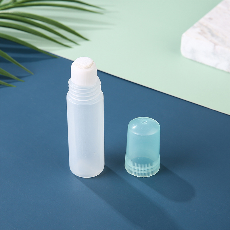 Light blue bottle cap transparent liquid spray dispensed bottle perfume empty bottle portable carrying set details Picture