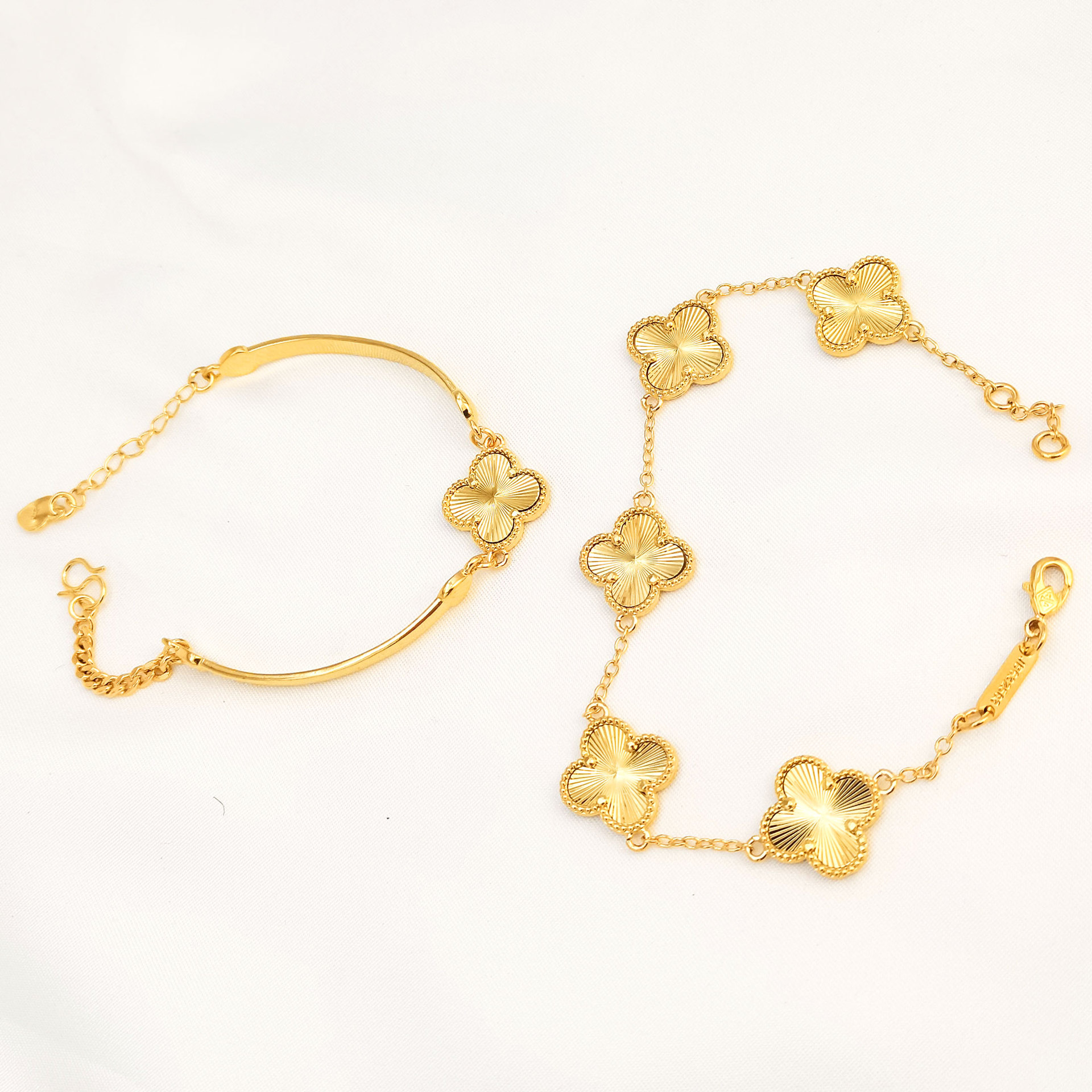 Factory direct sales of fashionable golden versatile bracelets, Korean version popular lucky four-leaf clover gold-plated bracelets and wristbands wholesale details Picture