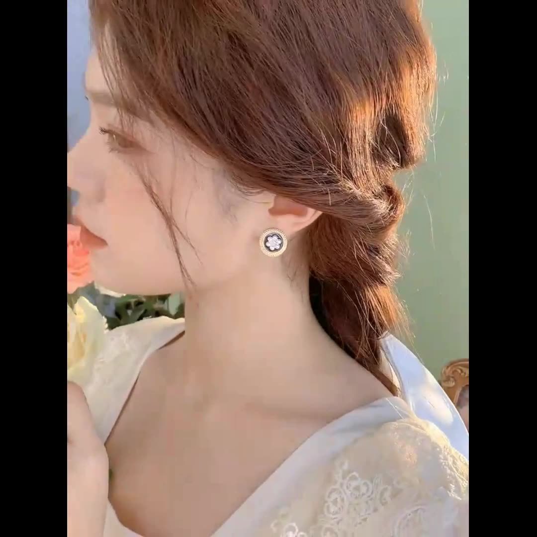 Retro pearl flower stud earrings for women, niche round flower Burgundy red earrings, new trendy earrings wholesale Application Scenario