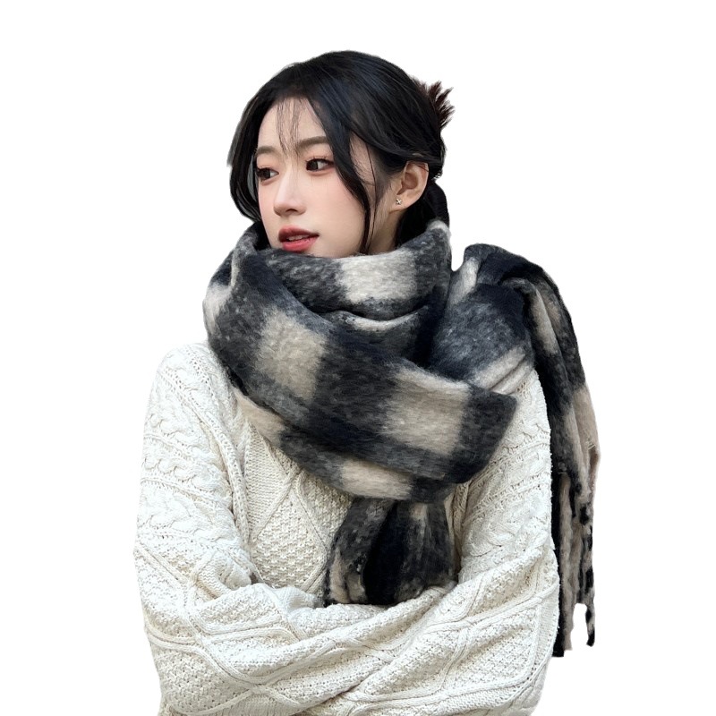A new Korean-style checkered shawl for women's winter students, thickened and warm long plush scarf, men's trendy street stall wholesale Application Scenario