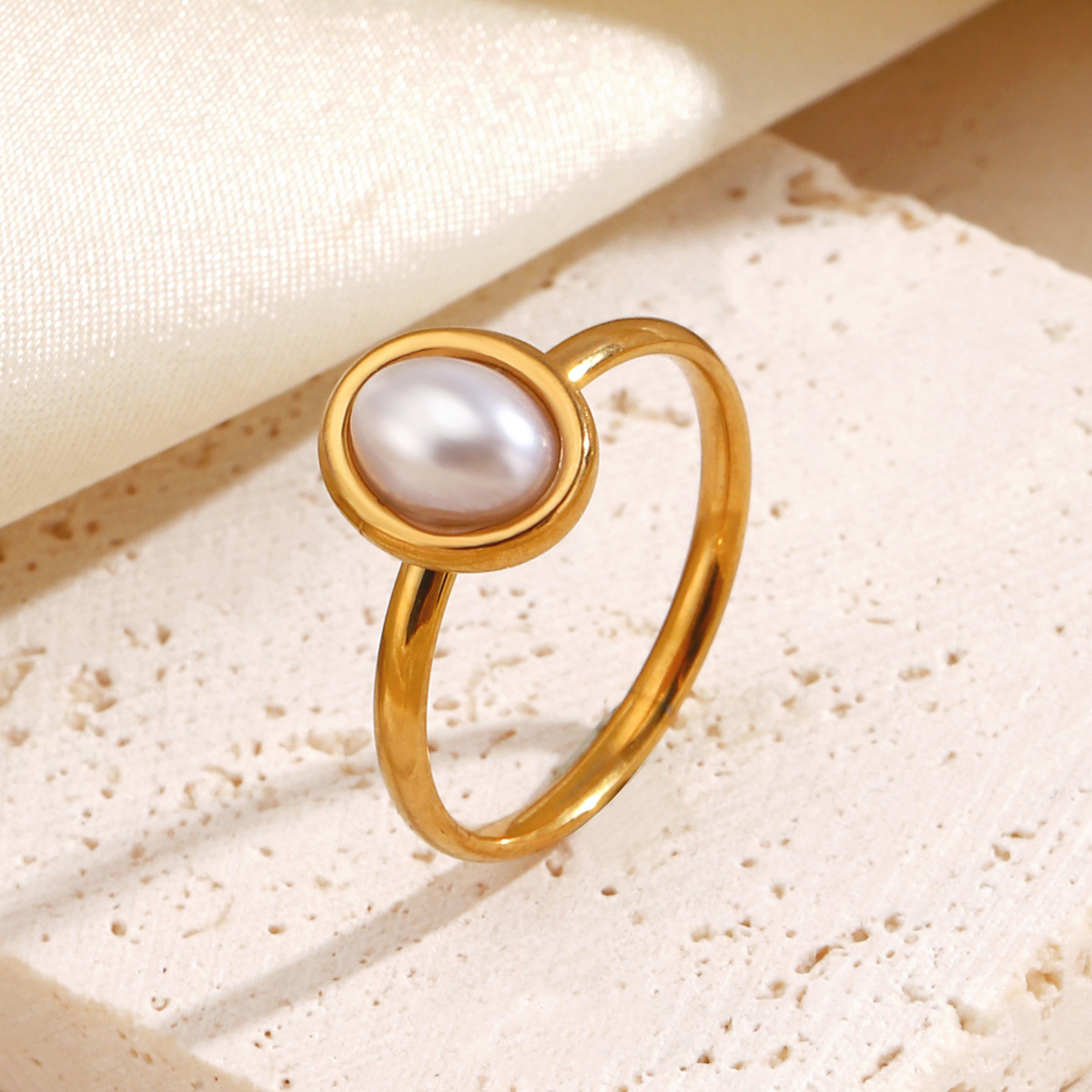 Wholesale of fashionable and trendy stainless steel geometric oval rings in Europe and America, with unique hip-hop imitation pearl inlaid titanium steel rings Specification image