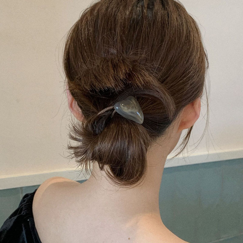 Korean smoke-like acrylic minimalist and versatile basic hair ponytail, Dongdaemun hair band and headband accessories Application Scenario