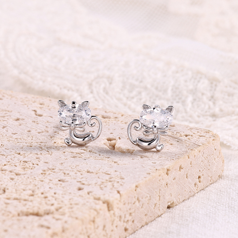 Zhuoheng Select s925 sterling silver Maneki Neko stylish Earrings with a unique and high-end feel, light luxury and compact Application Scenario