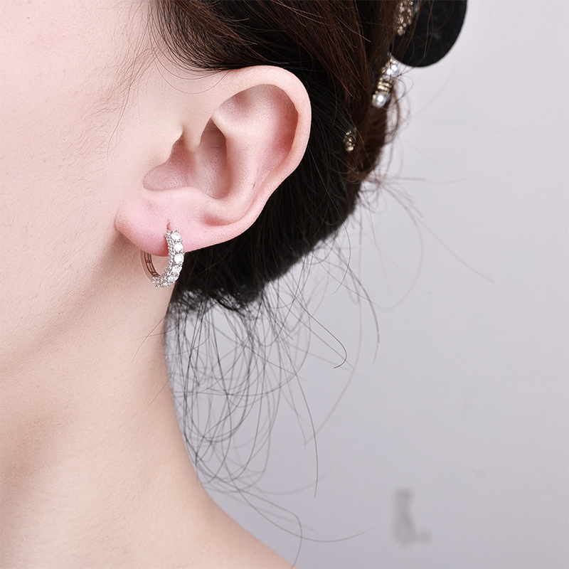 The all-diamond ring women's ear ring is a versatile, high-end, InS-style, light luxury and niche design. It's a new best-selling pure silver Moissan ear buckle
