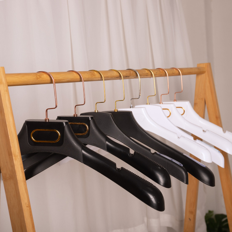 服装店衣架塑料宽肩无痕黑色衣服架男装女装成人衣挂衣撑批发收纳产品图