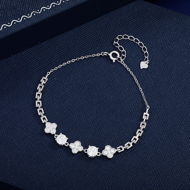 Zhuoheng Select s925 Pure Silver four-leaf Clover Moissanite Jewelry, a light luxury and niche European and American simple, exquisite and high-end men's and women's bracelet Application Scenario