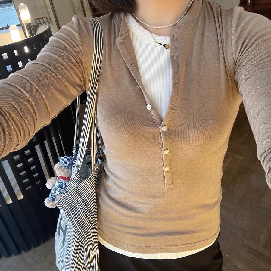 This autumn new Henry collar wool slimming base layer sweater with shell buttons makes you look tall and slender. It's a thin, long-sleeved knitted sweater for women