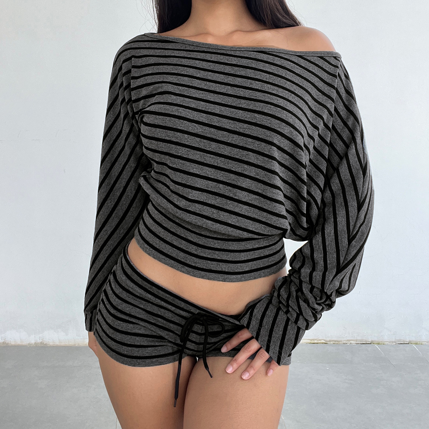 American spice girl style striped off-the-shoulder long-sleeved T-shirt for women's autumn loose, casual, waist-cinching and slimming short off-the-shoulder top and shorts set full figure