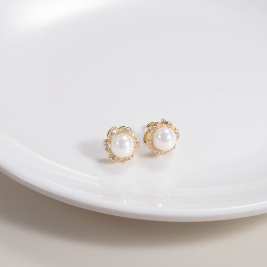 Wholesale of new copper-plated real gold S925 silver needle inlaid freshwater pearl zircon hollowed-out fresh and sweet style stud earrings details Picture