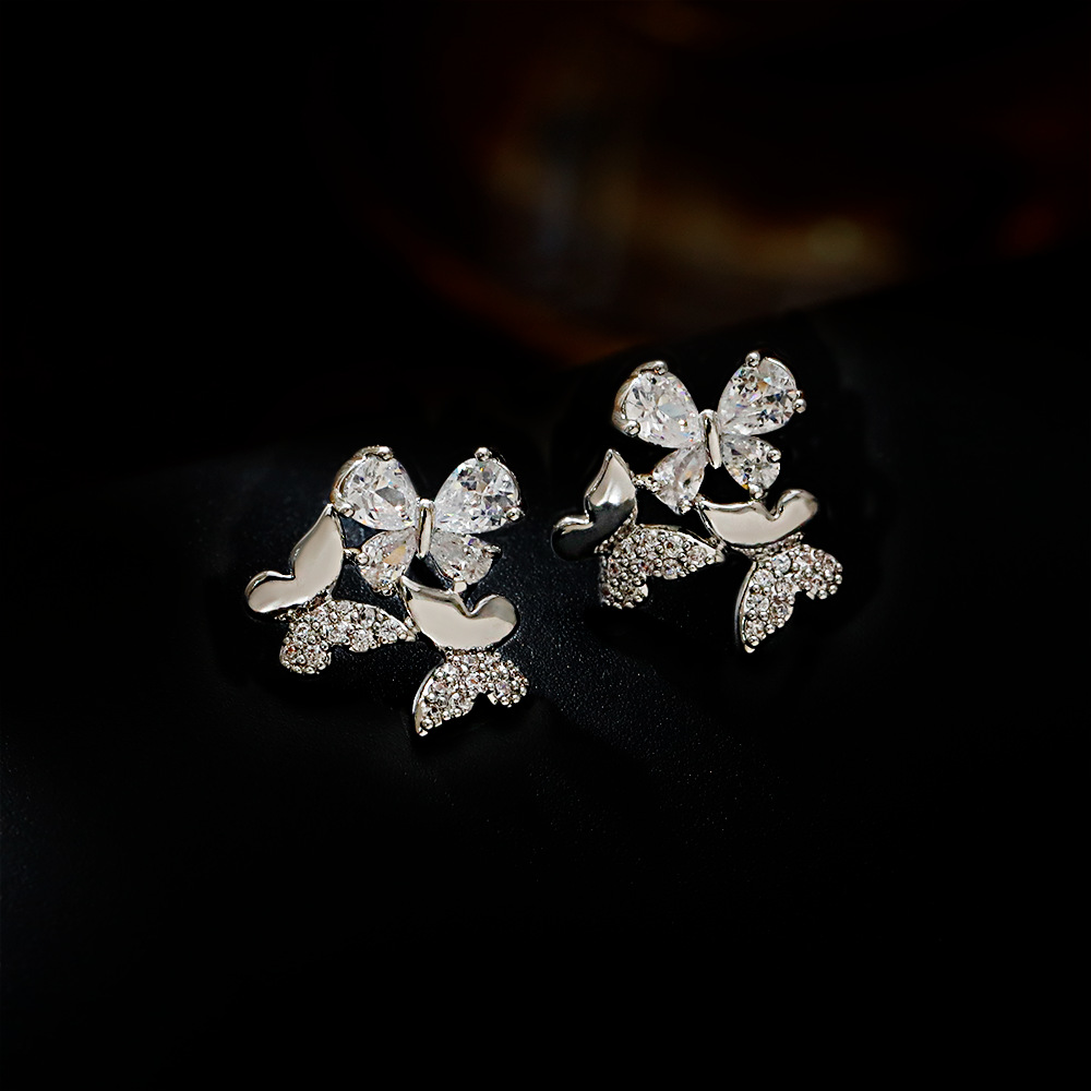 Hyacinth's niche design, the hollowed-out and sparkling zircon butterfly earrings, exude a sense of high-end women's elegance and a light luxury style. They are elegant and grand earrings and stunning stud earrings