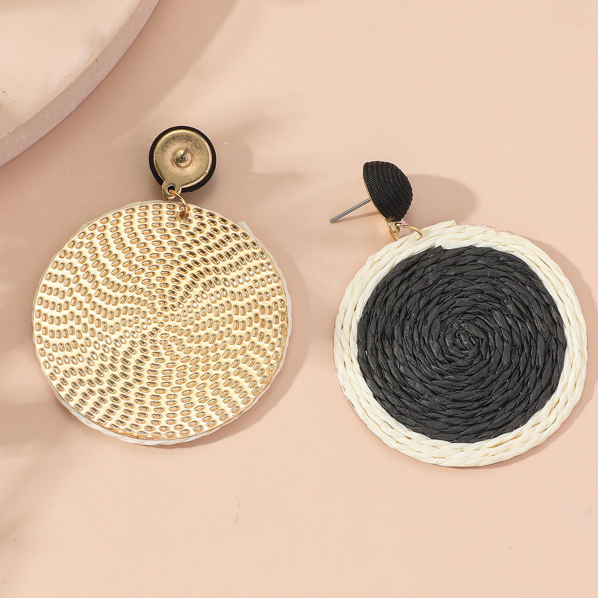 Factory direct sales of new Lafite grass style round earrings, personalized hand-woven earrings Specification image