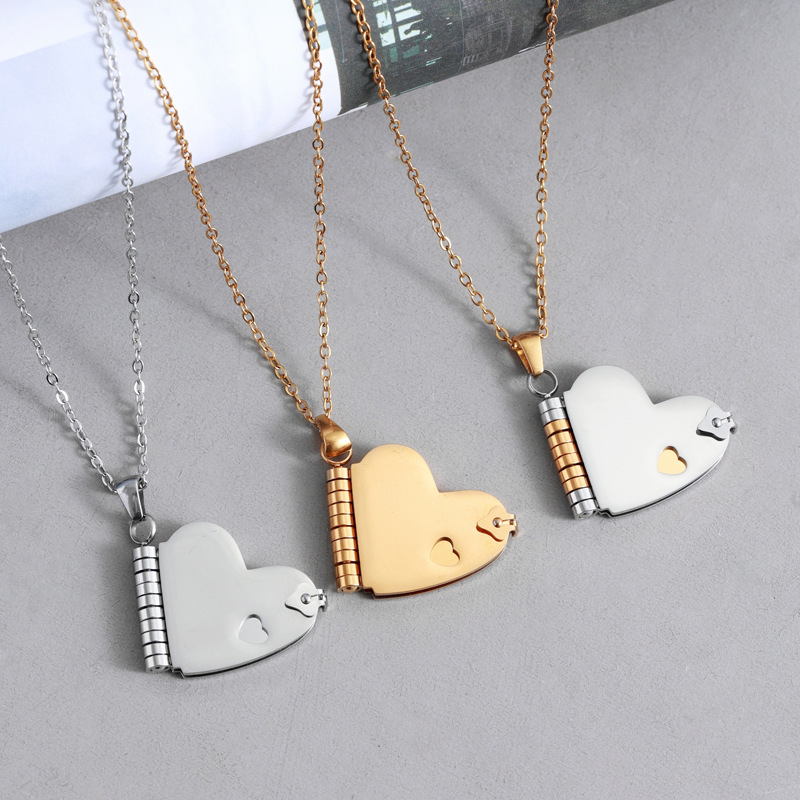 A popular titanium steel heart-shaped book necklace for women in Europe and America, a light luxury and niche stainless steel couple necklace that can be opened and engraved