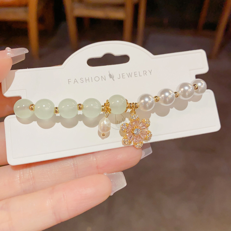 This is a new summer style, fashionable and fresh fresh jade pearl freshwater pearl petal bracelet. It is a light luxury, gentle and versatile accessory details Picture
