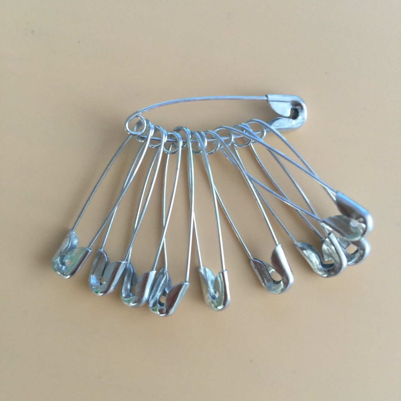 Foreign trade export safety pins, fixed clothes, waist cinders, small children's safety buttons, paper clips, first aid kit accessories Application Scenario