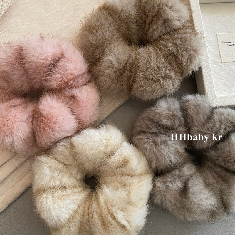 Maillard coffee-colored velvet large intestine hair band for women in autumn and winter, high-elasticity ponytail hair tie, elegant hair tie headwear Application Scenario