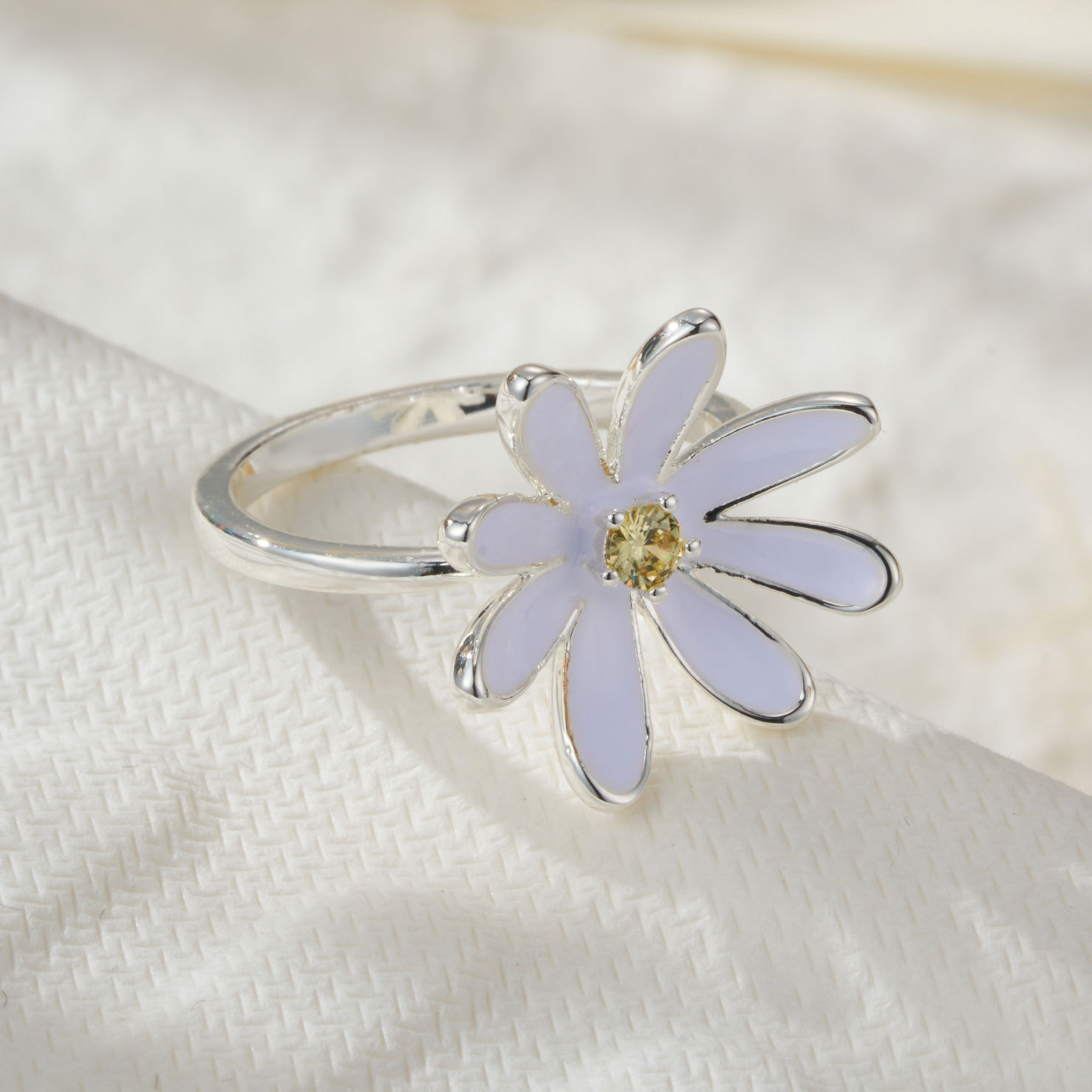 French fresh Daisy open ring, a niche design, white oil-dripping flower, versatile for daily use, adjustable ring Application Scenario