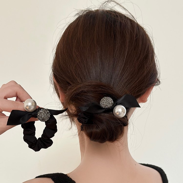 A new 2024 hair tie with a hair band, a pearl-black large intestine hair band, exudes a high-end feminine charm