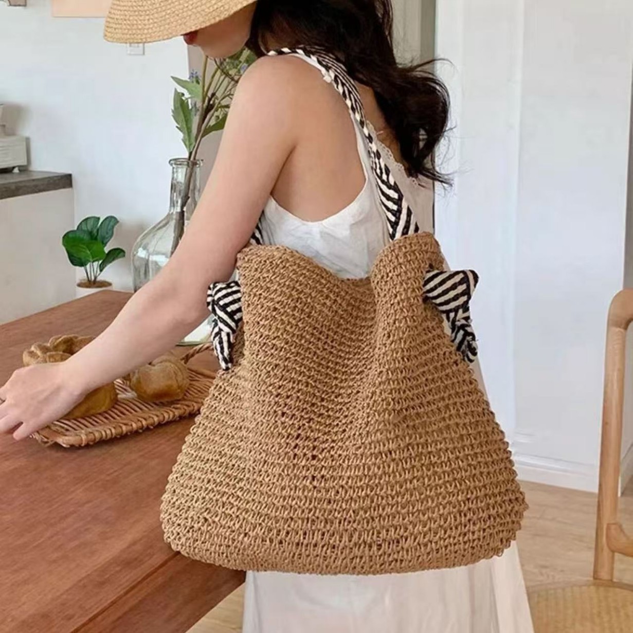 Cross-border straw weaving bag, niche straw weaving bag, women's summer versatile vacation weaving bag, lazy style single-shoulder commuting tote bag, large capacity vacation style tote single-shoulder bag, women's handmade straw weaving bag