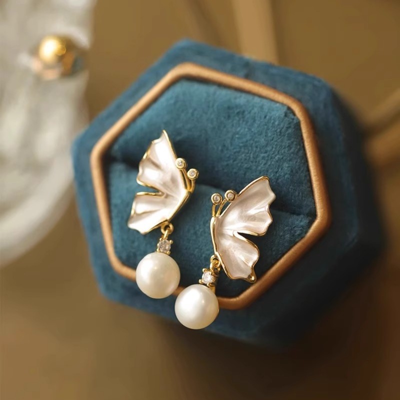 Natural freshwater pearl stud earrings, light luxury butterfly niche earrings, high-end and elegant stud earrings, French fashion, versatile for women Specification image