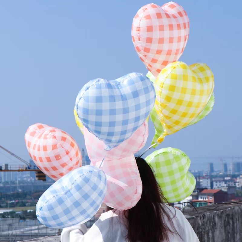 Extra-large checkered heart-shaped aluminum film balloons, air balls, birthday party event decoration, arrangement, photo shoot props Application Scenario