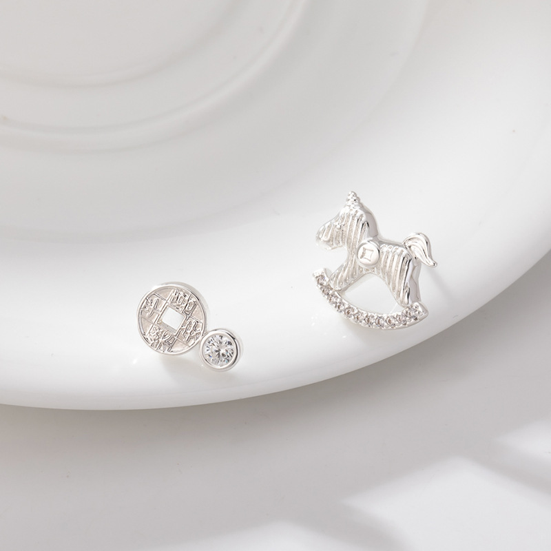 柏伶饰品轻奢小众设计马上有钱耳环镶嵌八方来财小木马耳钉AB款女细节图