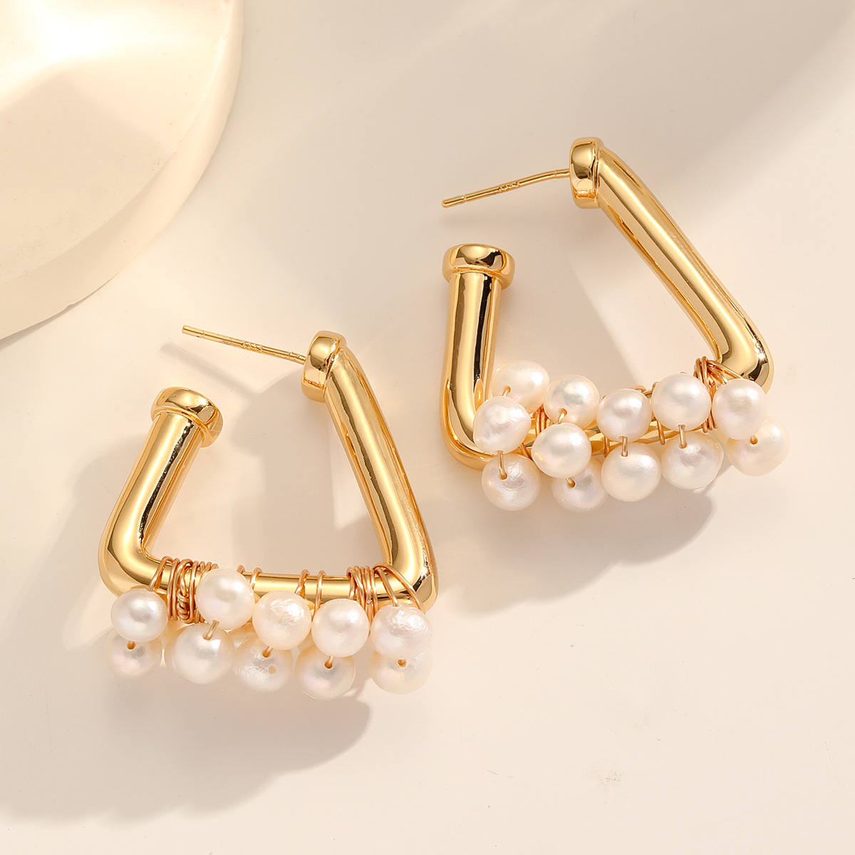 Nasha Cross-border Exclusive triangular freshwater pearl earrings, a niche, light luxury and high-end look, S925 silver needle earrings for women Specification image