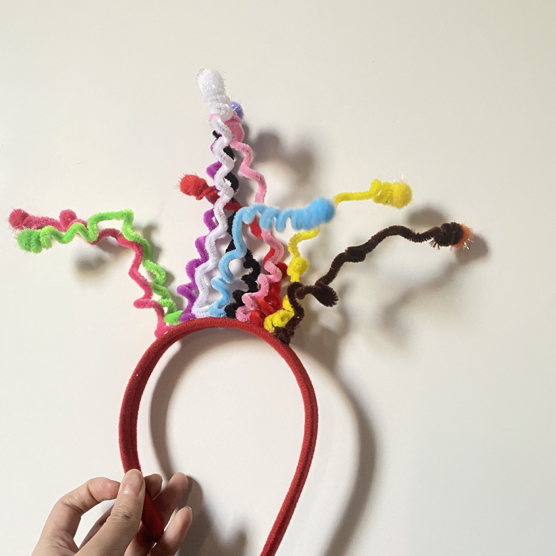 A funny birthday party headband, photo prop and souvenir with the same InS-style curly spring as a South Korean blogger details Picture