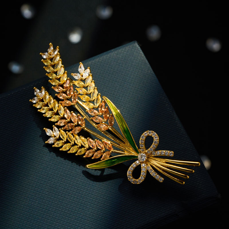 Diseño original alto grado sentido broche de espiga de trigo aleación de cobre chapado de oro real micro incrustado con zirconio goteo de aceite delicados pin ornamentos Application Scenario