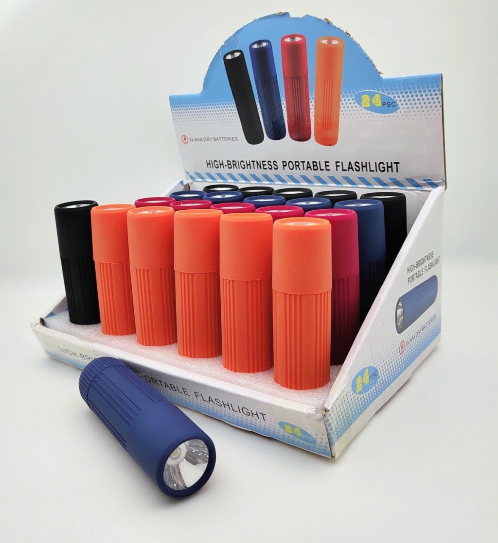 跨境新款四色迷你电池强光手电筒户外便携家用塑料超轻薄小手电筒