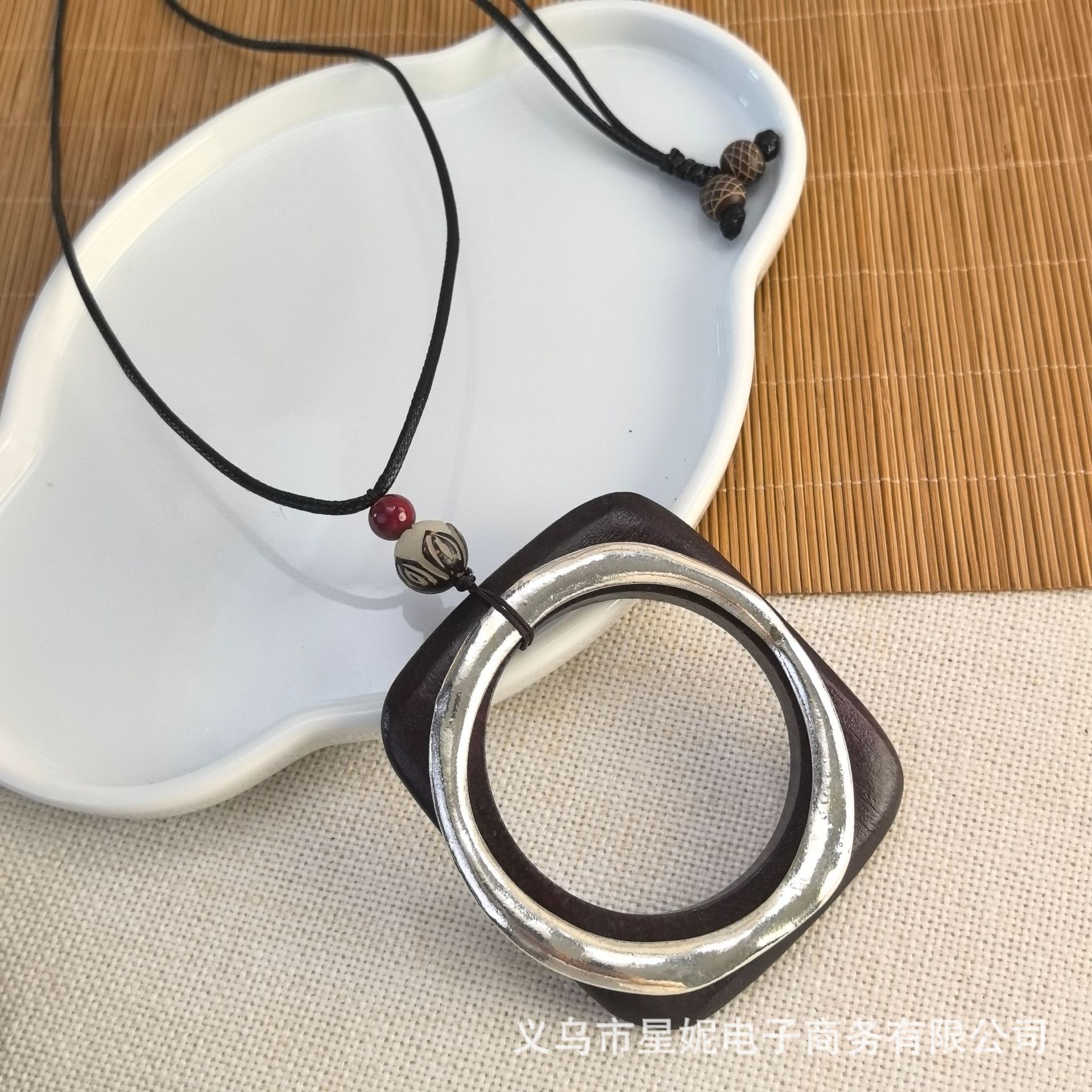New foreign trade sandalwood alloy ring, retro leather rope, sweater chain, cotton and linen clothing pendant, long women's necklace Application Scenario