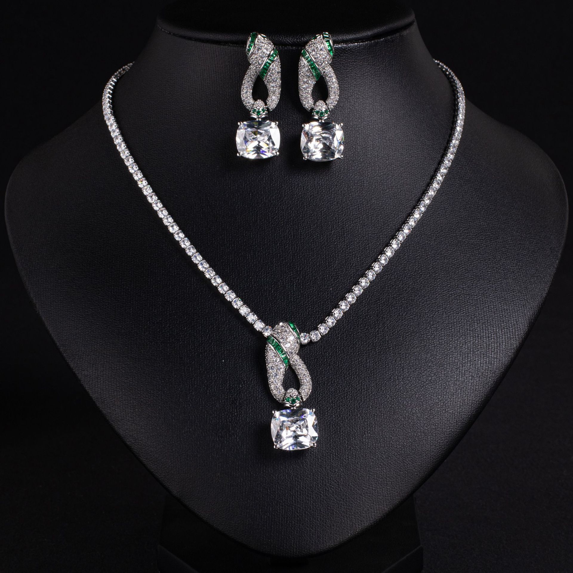 Cross-border exclusive niche design snake-shaped pendant necklace, European and American ins exaggerated high-end style small snake inlaid zircon necklace Application Scenario