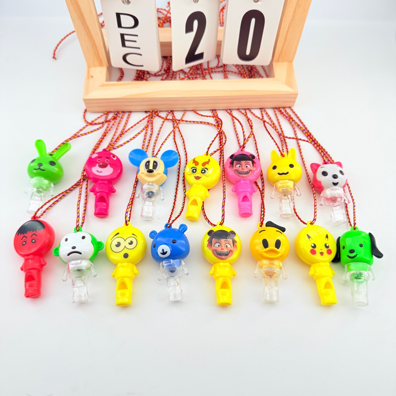 发光哨子玩具卡通钥匙扣包包挂饰幼儿园礼品玩具口哨