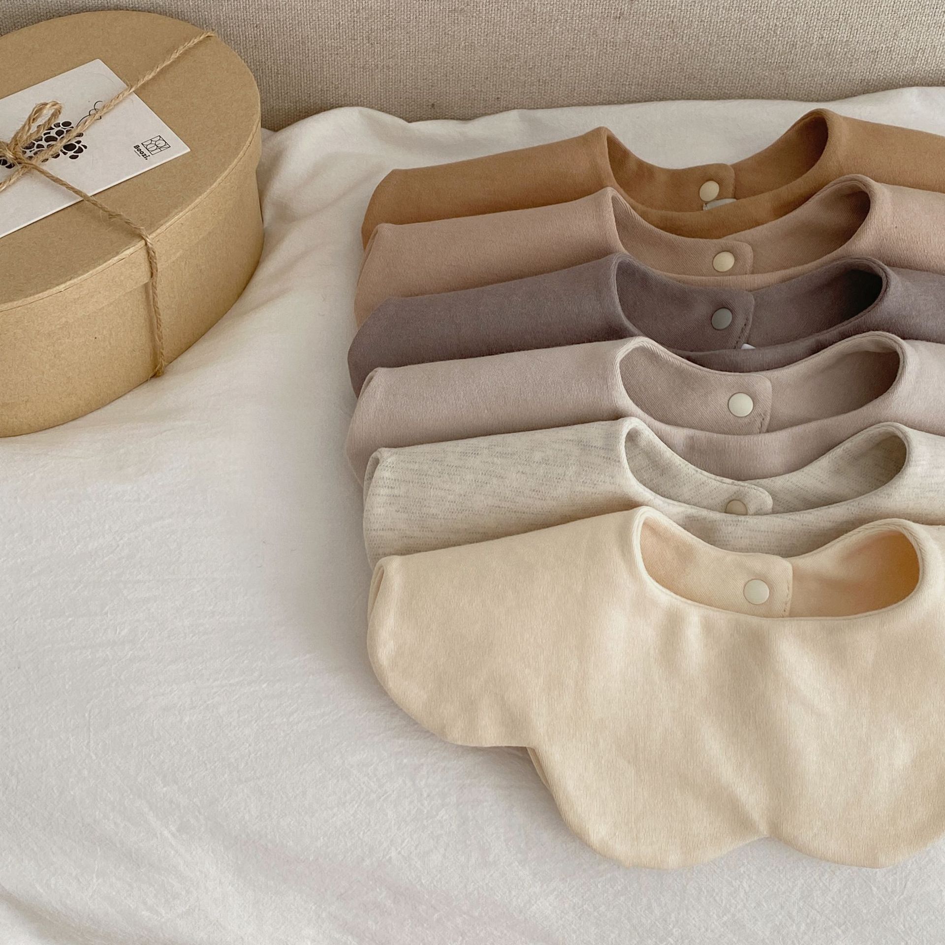 宝宝罩衣防水防污/儿童围兜/宠物纯色口水巾/口水巾个性/口水巾儿童无袖卡通产品图