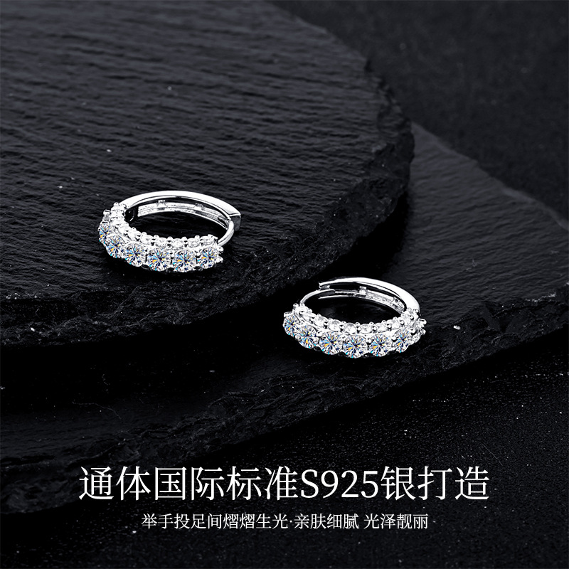 The all-diamond ring women's ear ring is a versatile, high-end, InS-style, light luxury and niche design. It's a new best-selling pure silver Moissan ear buckle details Picture