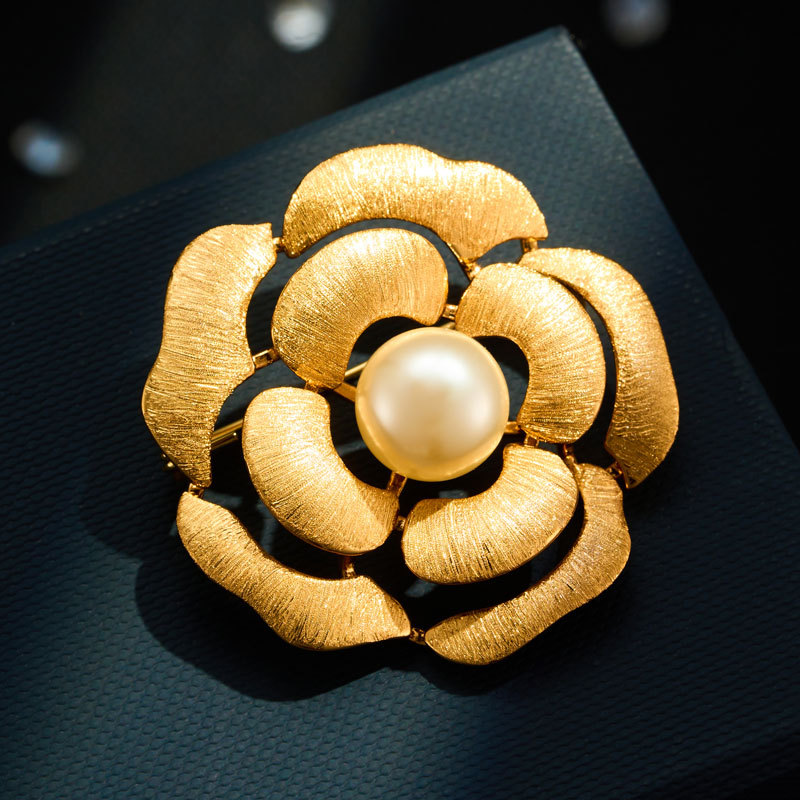 Original design, light luxury, retro gold brushed camellia brooch, fashionable and high-end suit jacket accessory pin