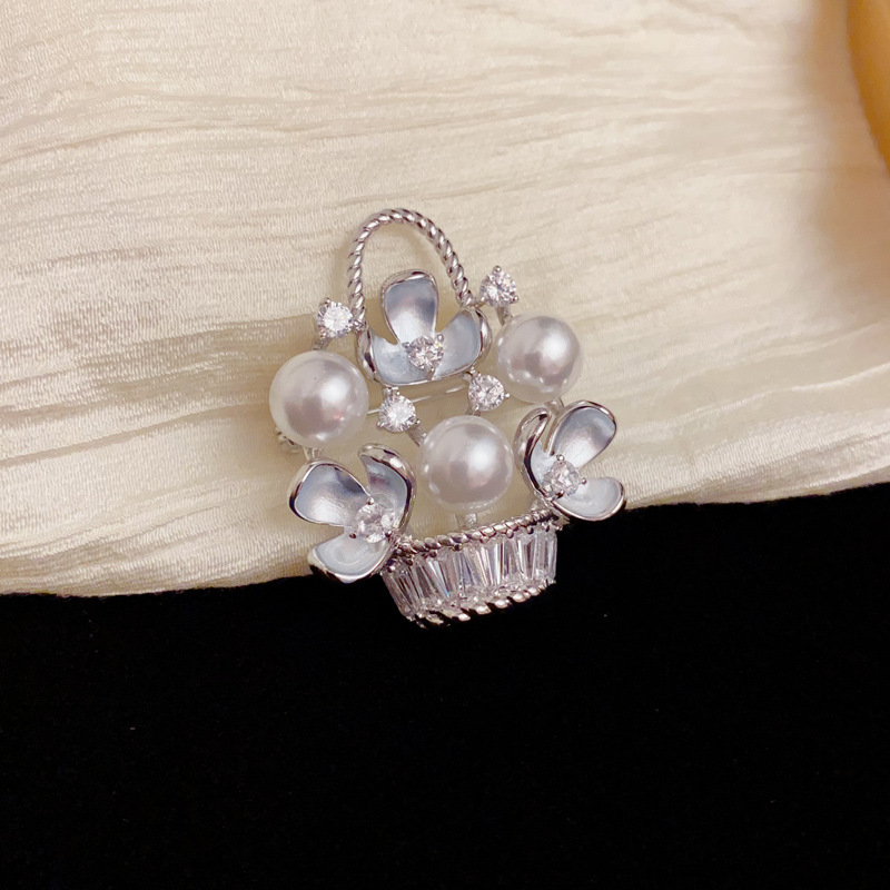 Cross-border personalized and fashionable diamond-encrusted pearl flower basket brooch, exquisite, light luxury, versatile and anti-glare accessory brooch Specification image