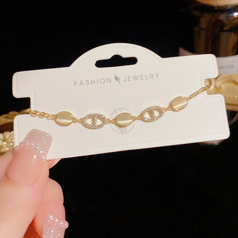 This is a popular, simple and light luxury Instagram cat's eye stone oval bracelet with a retro, fashionable and high-end feel. It is a niche design jewelry Application Scenario