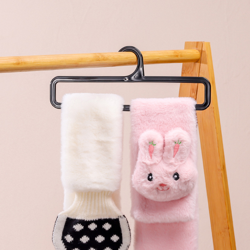 Plastic scarf hanger, rectangular rack for scarves and silk scarves displayed in shopping malls and clothing stores, silk scarf and towel hanging and storage rack Application Scenario