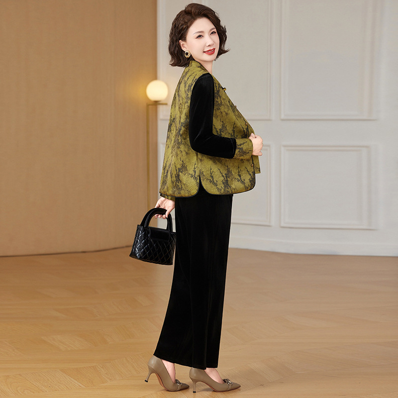 Mom's autumn Velvet set 2025 New style for middle-aged and elderly women's wear, Spring and autumn New Chinese-style traditional Chinese style vest on top Specification image