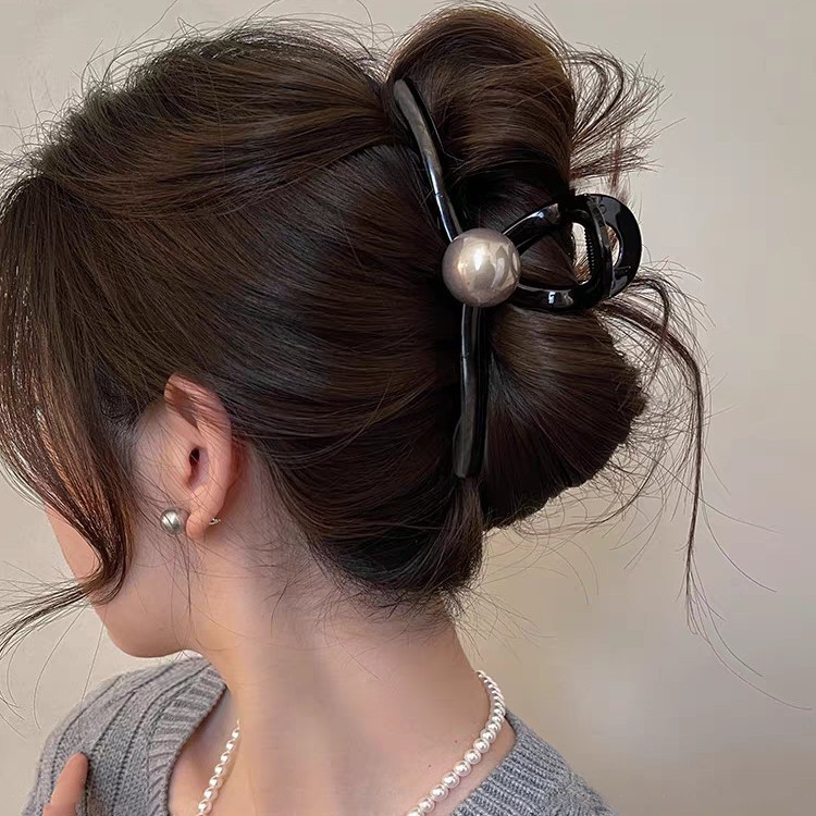 The 2025 new black hair clip for women exudes a high-end and elegant charm. It features a large volume of hair at the back of the head and a shark clip for women The 2025 new black hair clip for women exudes a high-end and elegant charm. It features a large volume of hair at the back of the head and a shark clip for women