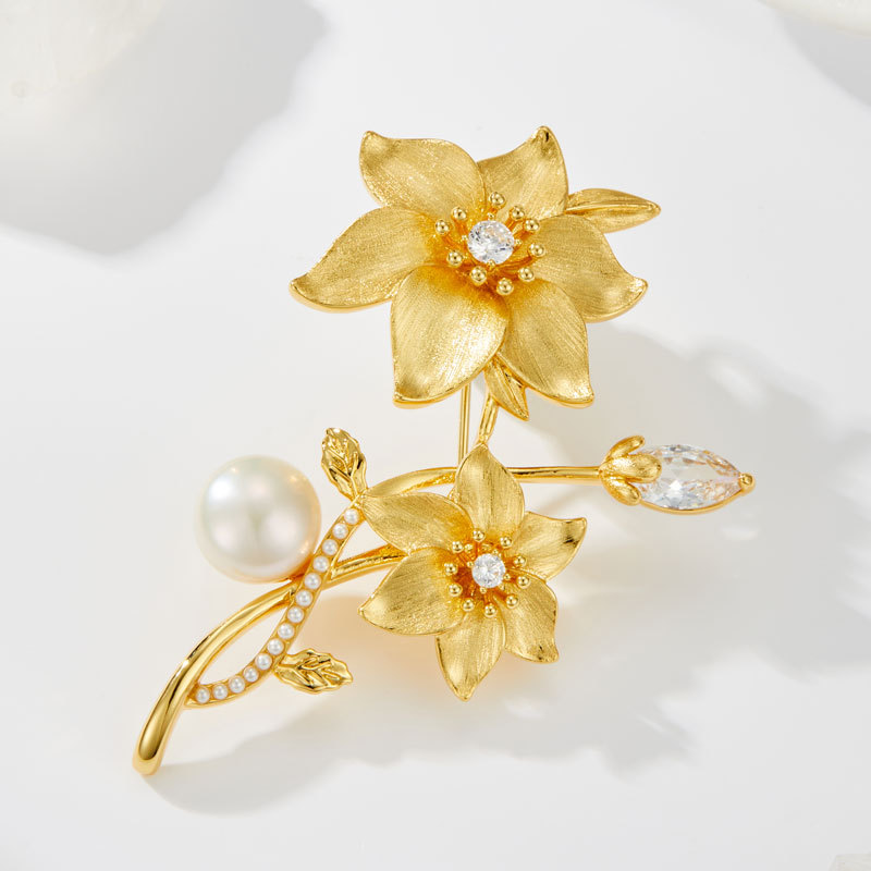 French high-end double flower brooch, copper alloy, real gold electroplated, brushed flower, freshwater pearl exquisite brooch Application Scenario