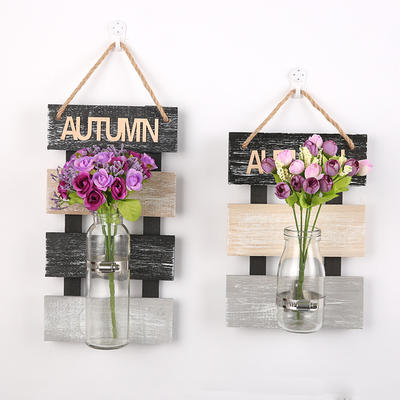 The four-season wall-hung vase is a retro and creative hydroponic container with transparent glass. It is hung to decorate the living room with a fresh and clean style