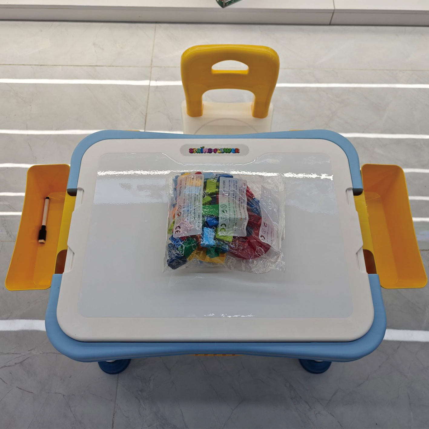 Children's 6-in-1 building block table compatible with large particle assembly, educational toys, multi-functional lifting and storage, learning and playing table Application Scenario