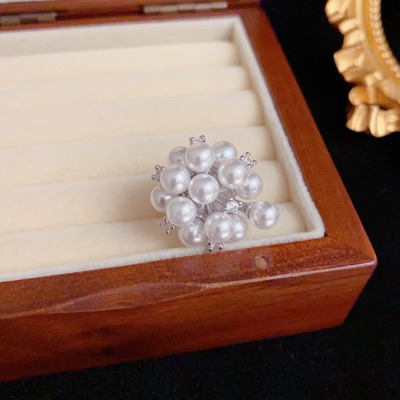 Korean-style elegant, fashionable, gentle and versatile firework pearl buckle pin women's light luxury simple fixed clothes suit pin