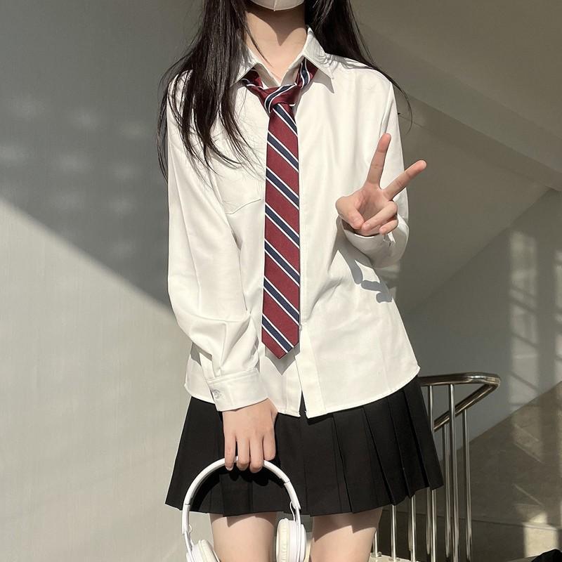 A long-sleeved blue jk shirt for outerwear and innerwear, with a unique design sense of the Spring and Autumn college style, a thin jk uniform for girls