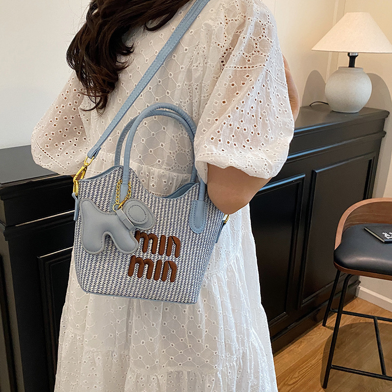 Cross-Border Straw Weaving Bag, High Appearance Level Handbag, Straw Weaving Fashionable Bag, Bucket, High-End Lightweight, Single-Shoulder Vacation Crossbody Bag, Handcrafted Straw Weaving Bag Application Scenario