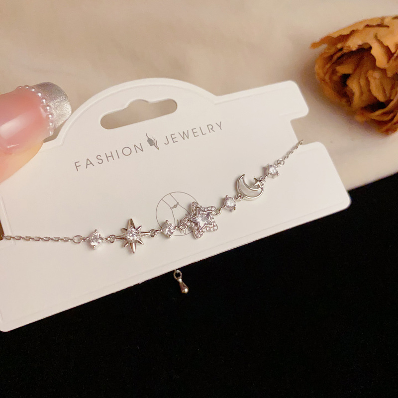 The new summer fashion, sweet and versatile diamond star moon bracelet is a niche, elegant and simple design accessory details Picture