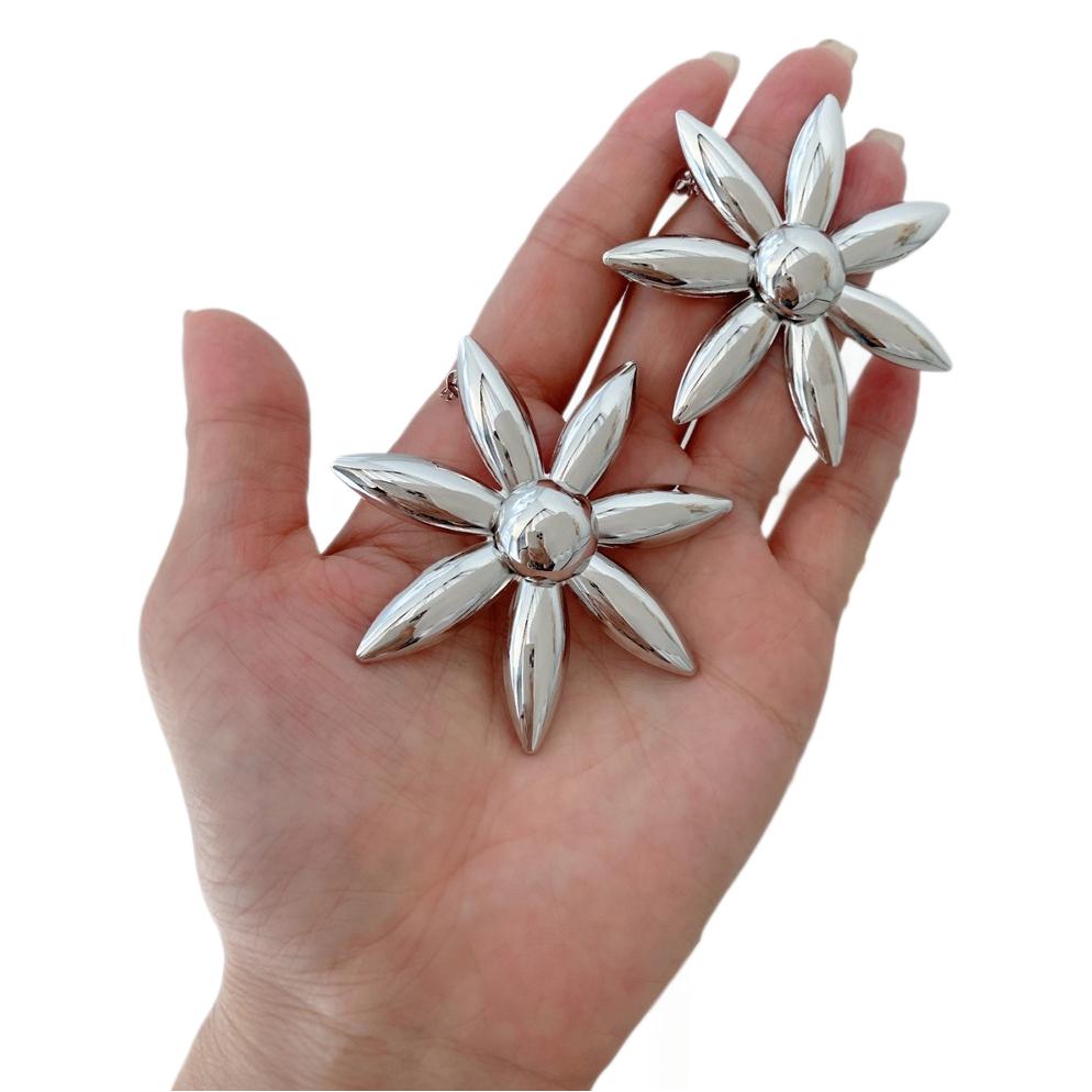 The new floral metal women's earrings from the 2024 popular series are versatile and fashionable for cross-border use in Europe and America Item Picture